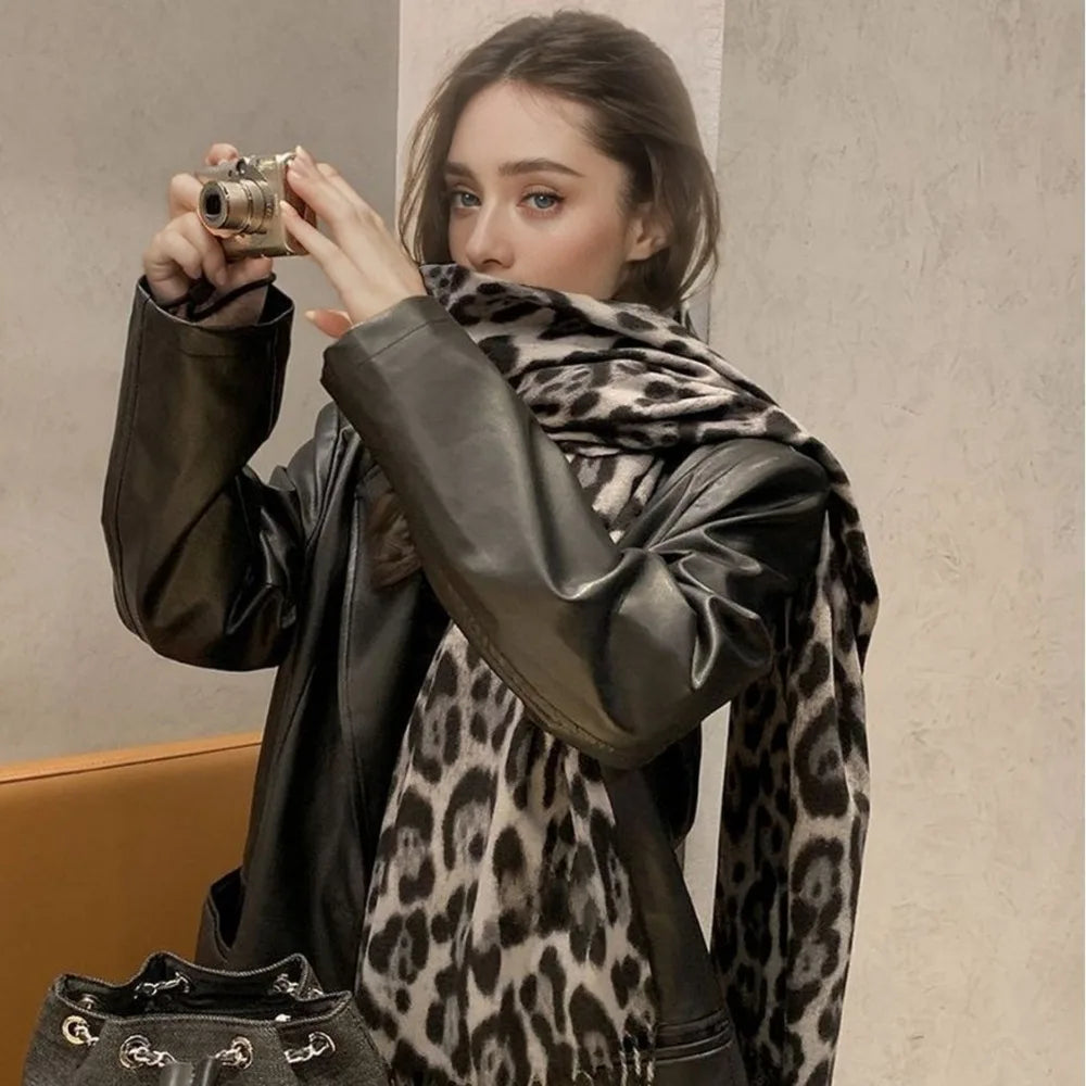 Luxury Leopard Print Cashmere-Feel Scarf – Soft, Warm & Stylish Pashmina Shawl with Fringe!