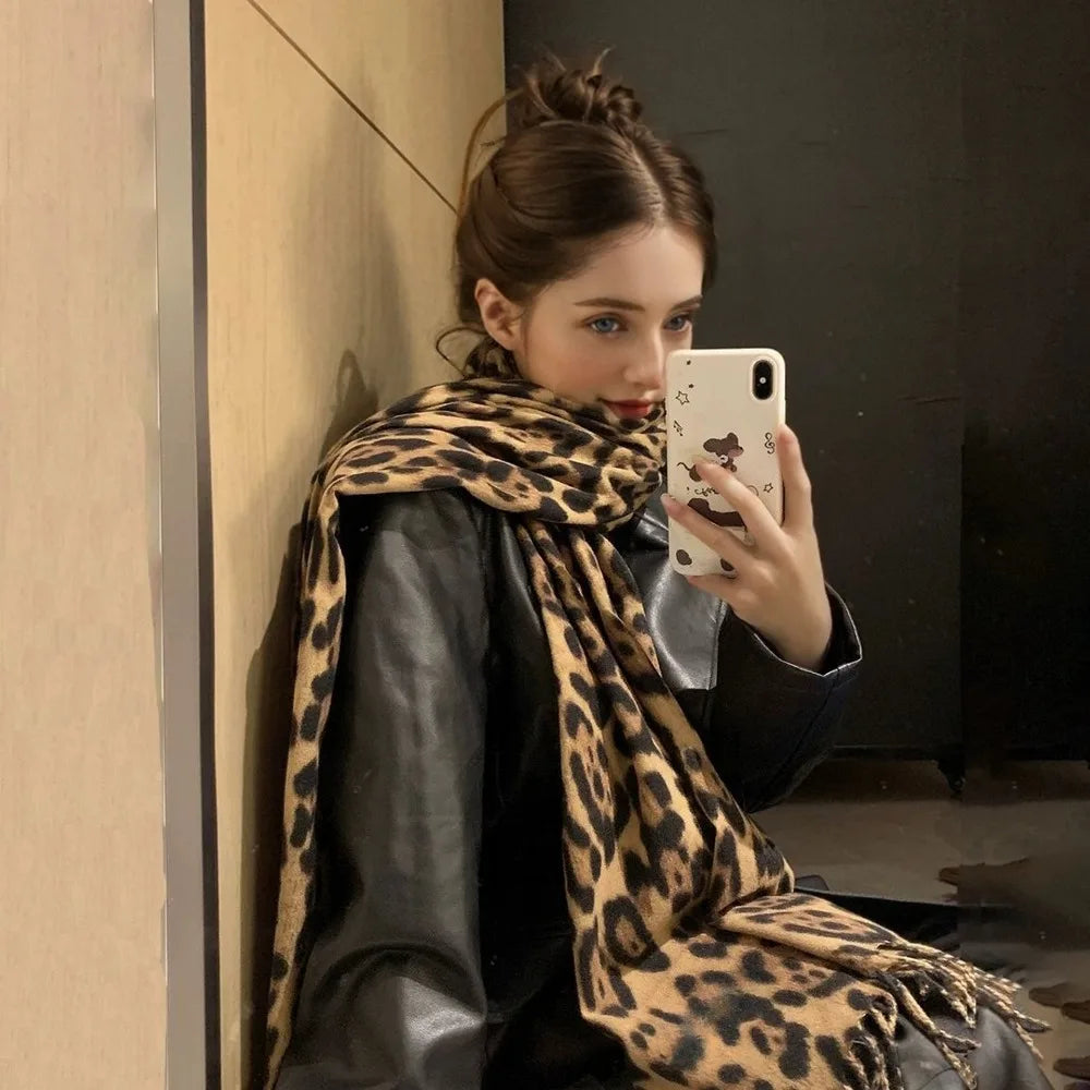 Luxury Leopard Print Cashmere-Feel Scarf – Soft, Warm & Stylish Pashmina Shawl with Fringe!