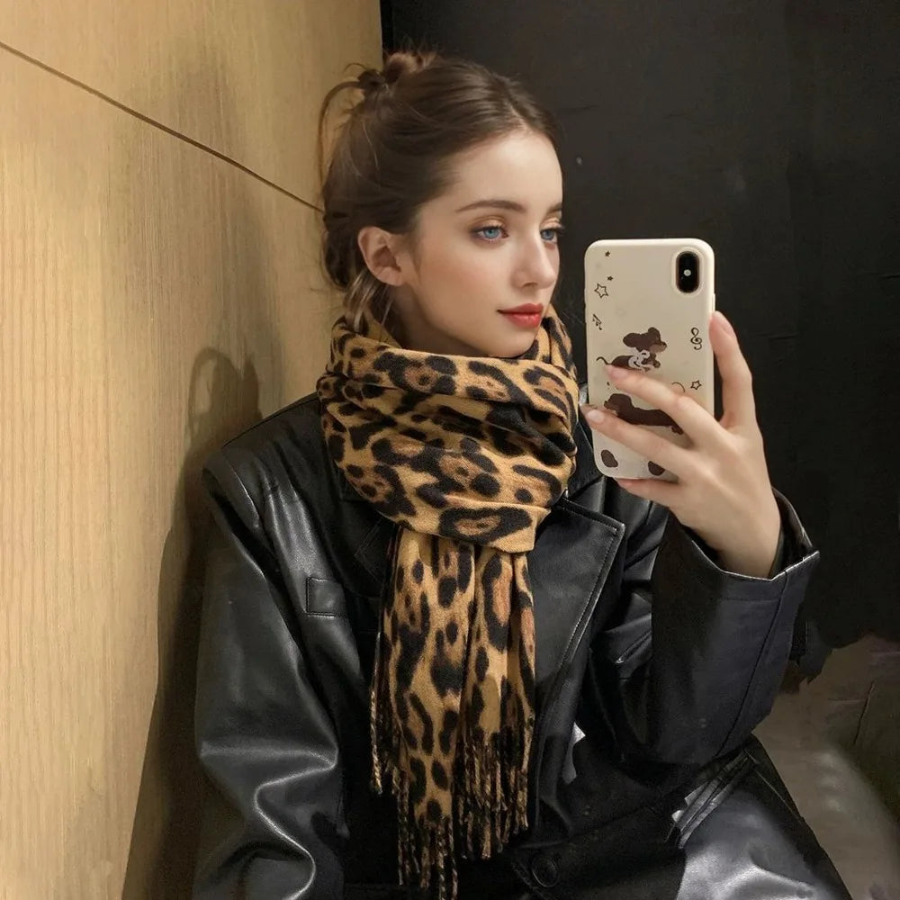 Luxury Leopard Print Cashmere-Feel Scarf – Soft, Warm & Stylish Pashmina Shawl with Fringe!